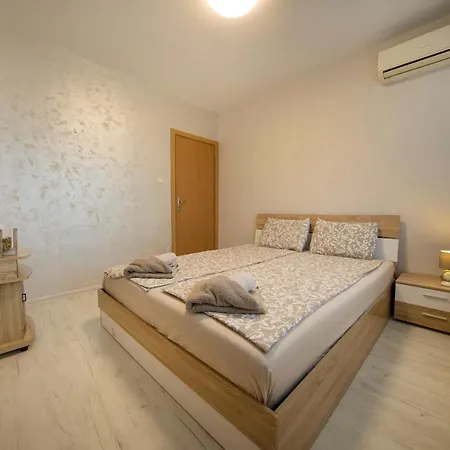 Old Town Apartment *